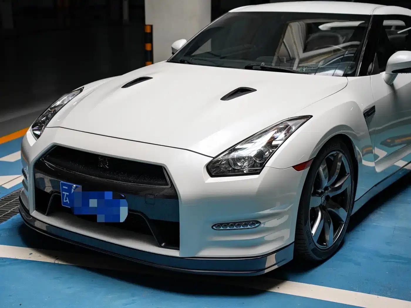 2014 Nissan GT-R 3.8T Premium Edition with black interior — миниатюра 5