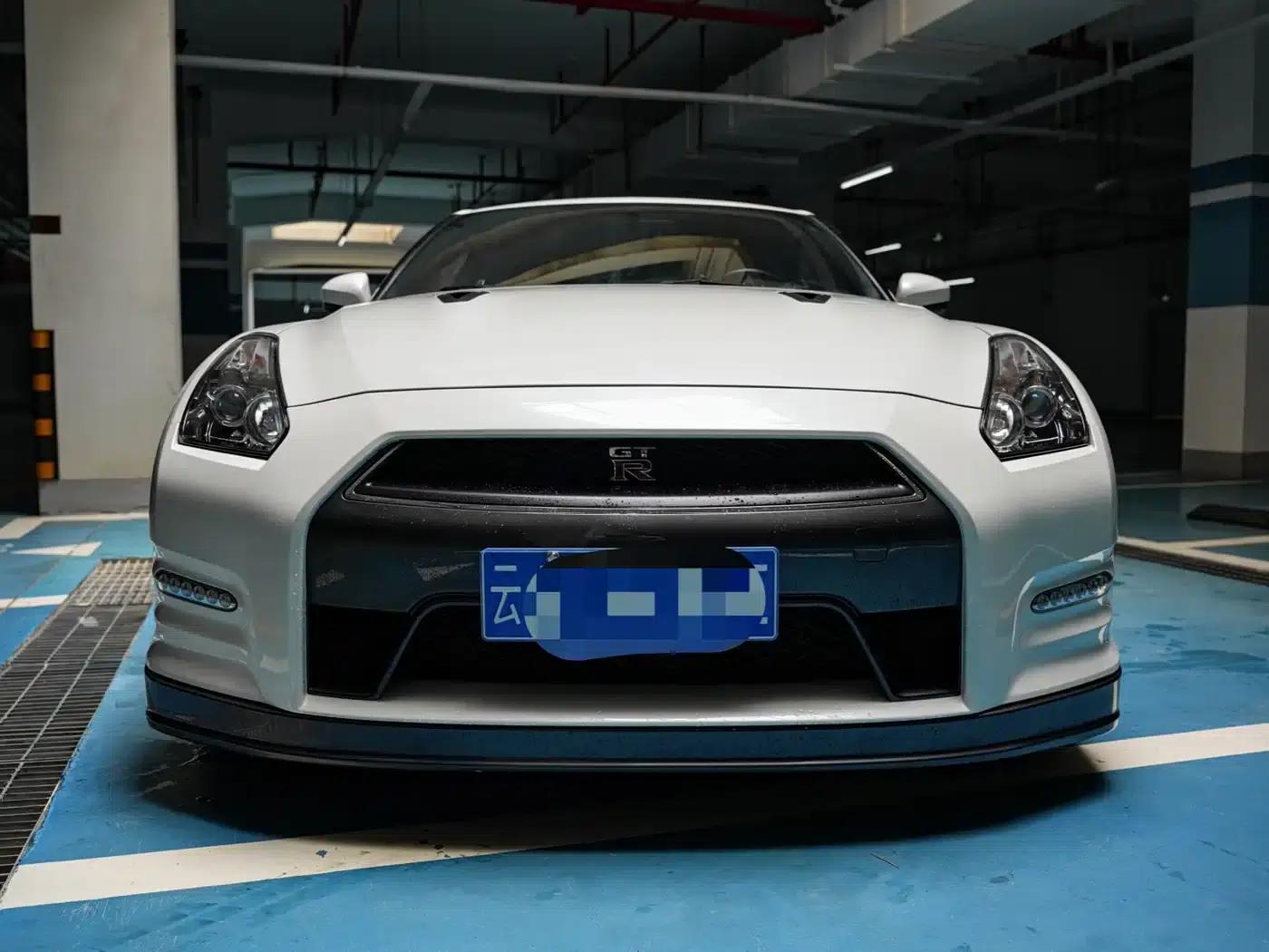 2014 Nissan GT-R 3.8T Premium Edition with black interior — миниатюра 6