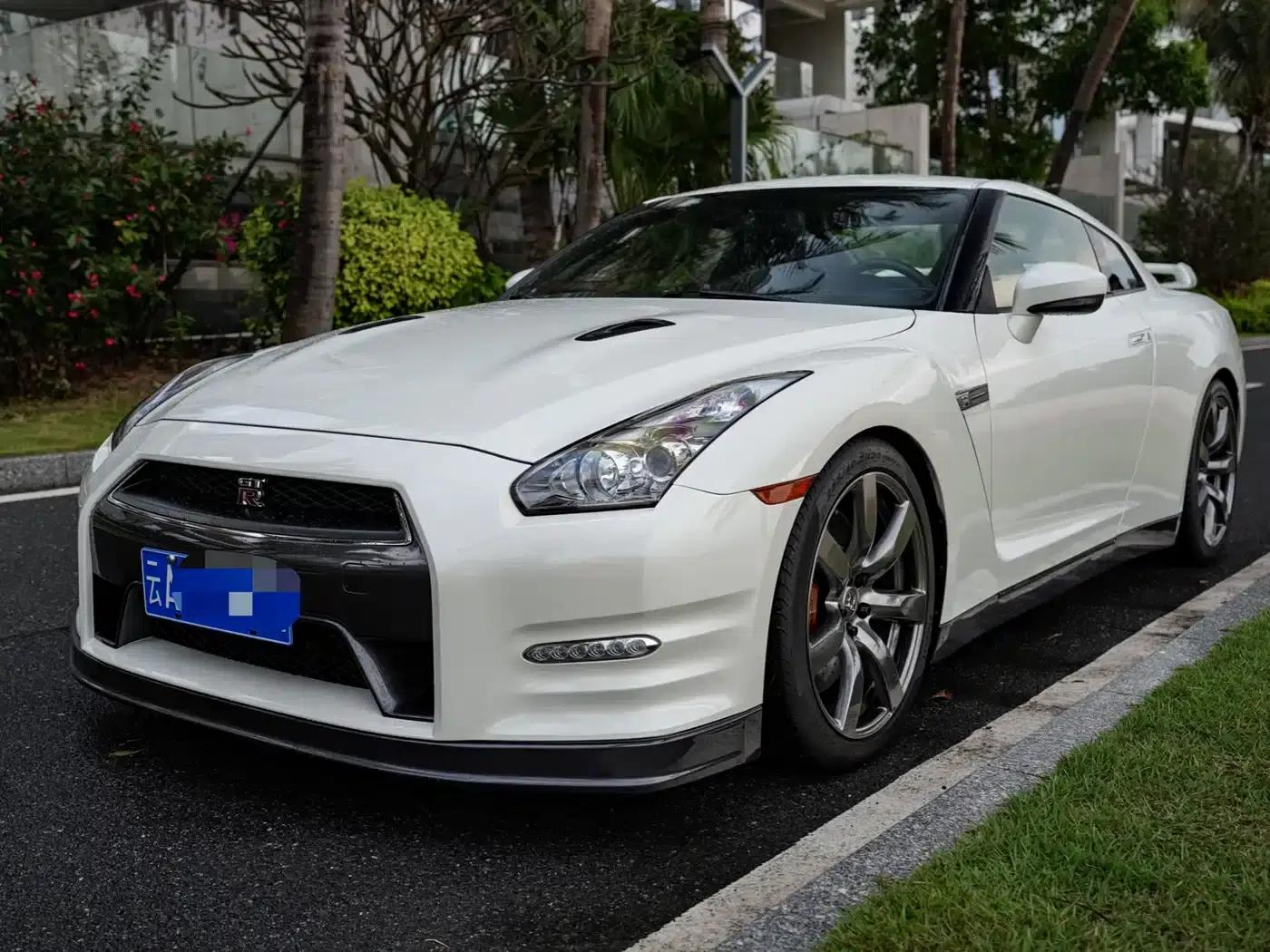 2014 Nissan GT-R 3.8T Premium Edition with black interior — миниатюра 7