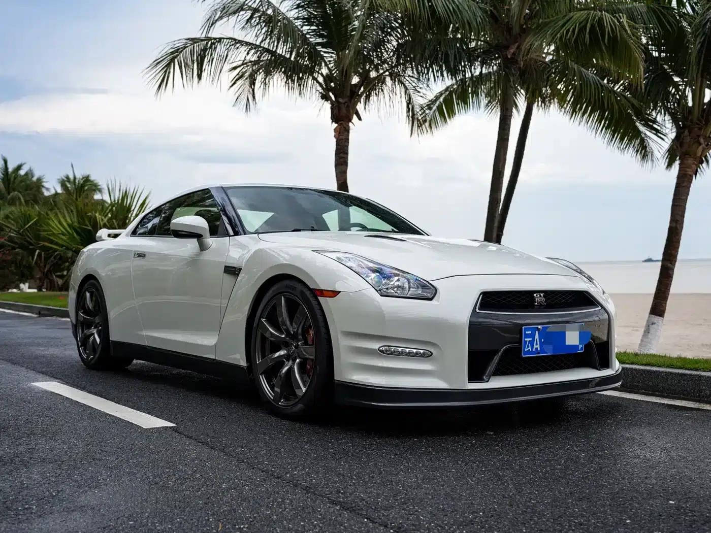 2014 Nissan GT-R 3.8T Premium Edition with black interior — миниатюра 9