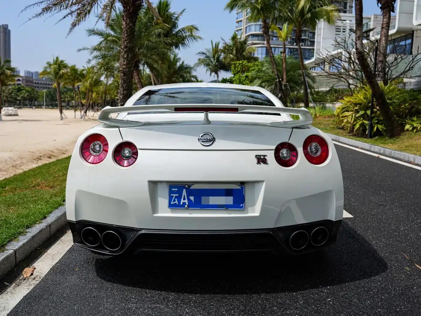 2014 Nissan GT-R 3.8T Premium Edition with black interior — миниатюра 10