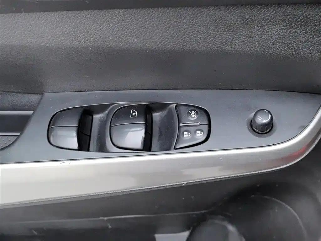 2017 Navara 2.5L Automatic 4WD Luxury Edition QR25 — миниатюра 9