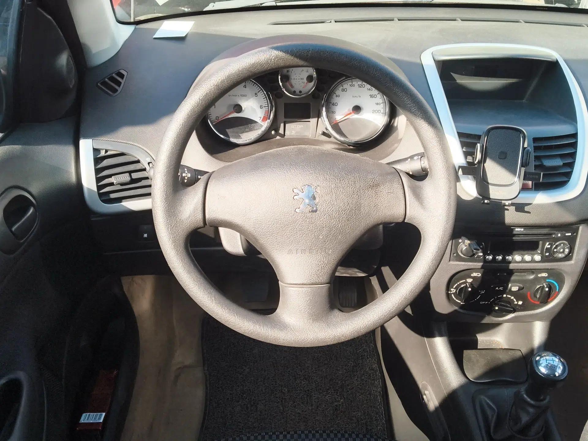 Peugeot 207 2011 Hatchback 1.4L Manual Yule Edition — миниатюра 11