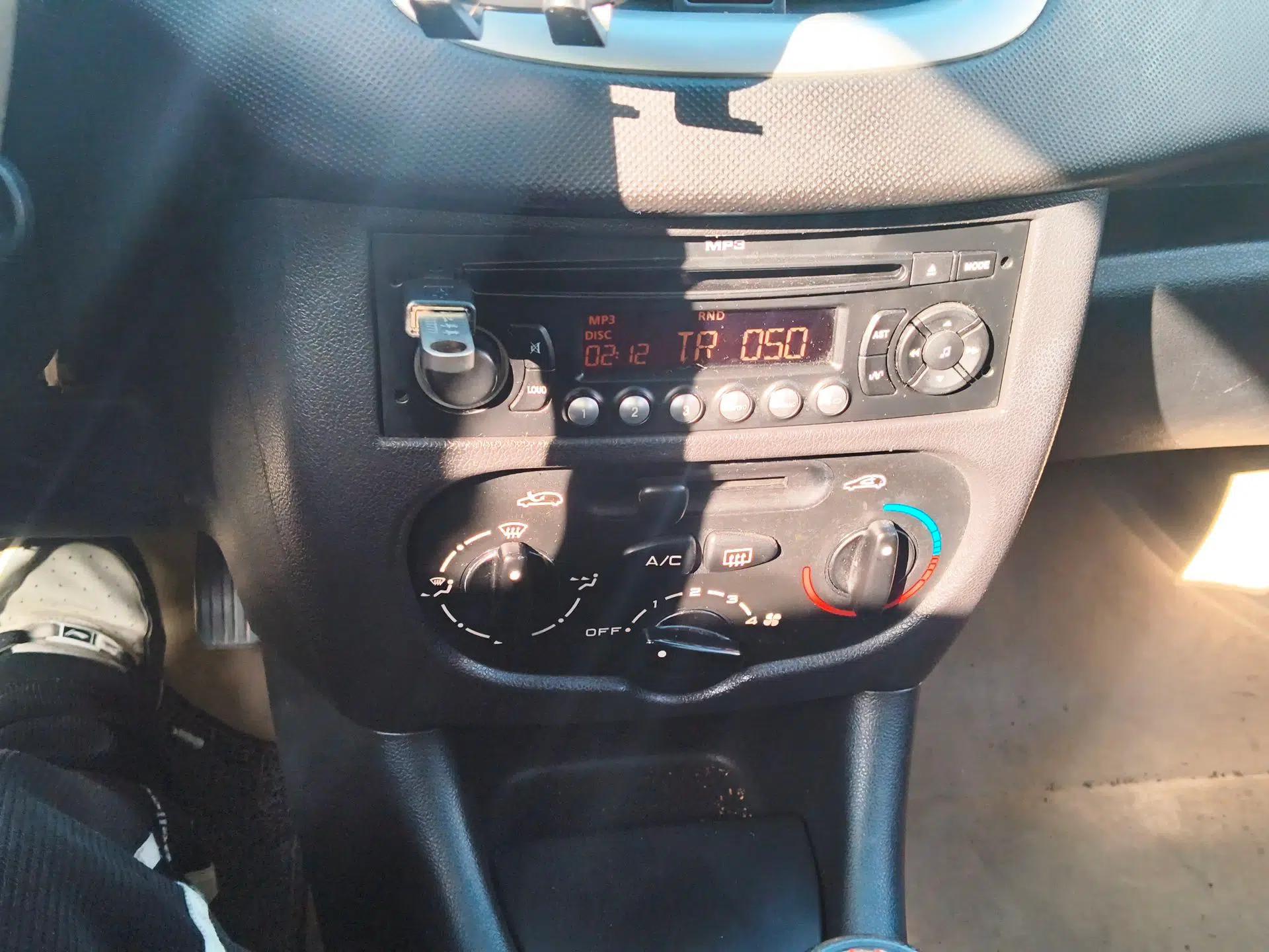 Peugeot 207 2011 Hatchback 1.4L Manual Yule Edition — миниатюра 14
