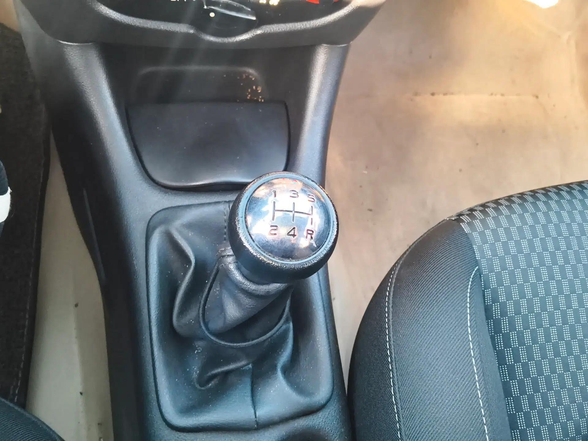 Peugeot 207 2011 Hatchback 1.4L Manual Yule Edition — миниатюра 15