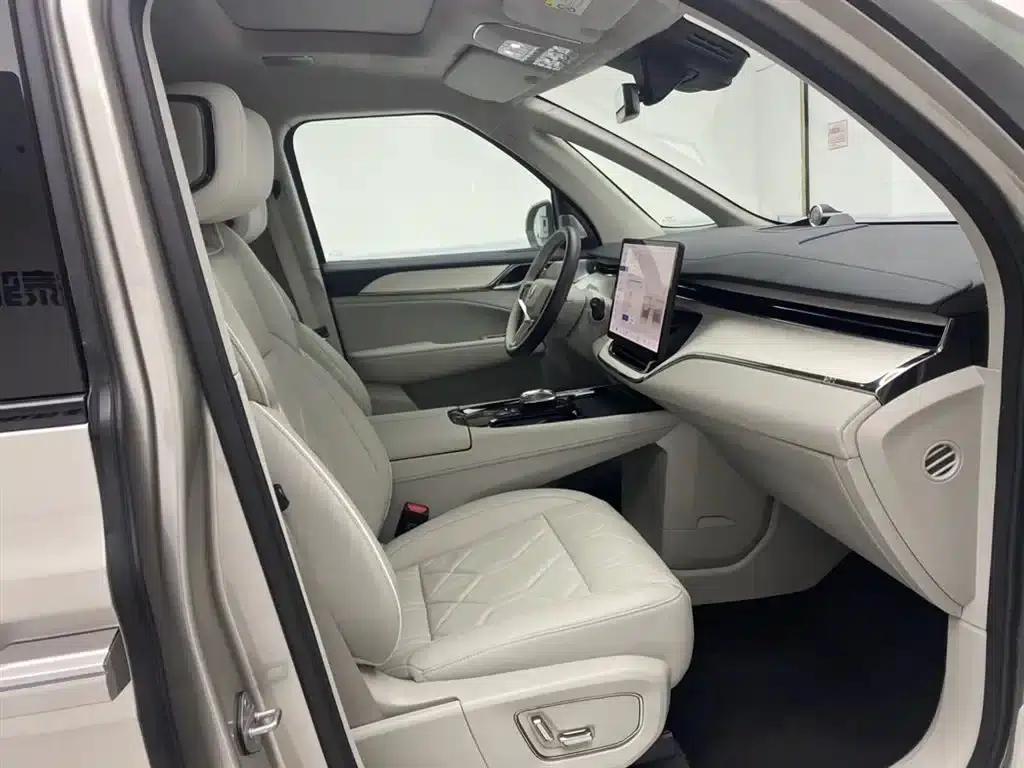Volvo EM90 2025 Ultra 6-seater — миниатюра 19