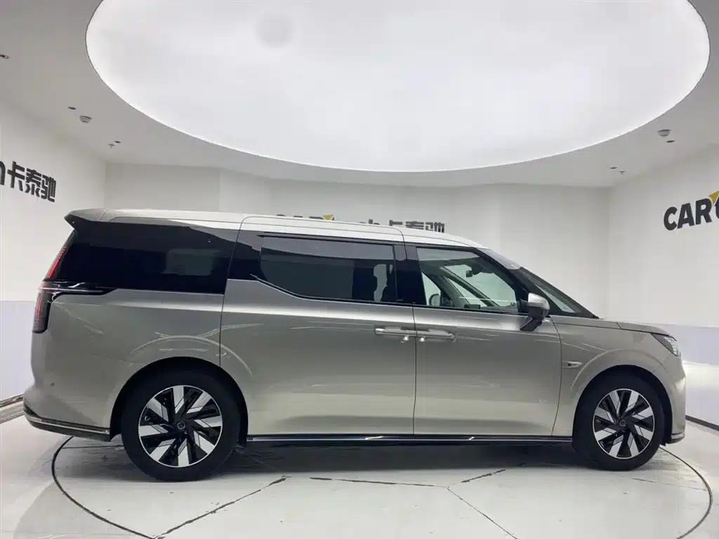 Volvo EM90 2025 Ultra 6-seater — миниатюра 4