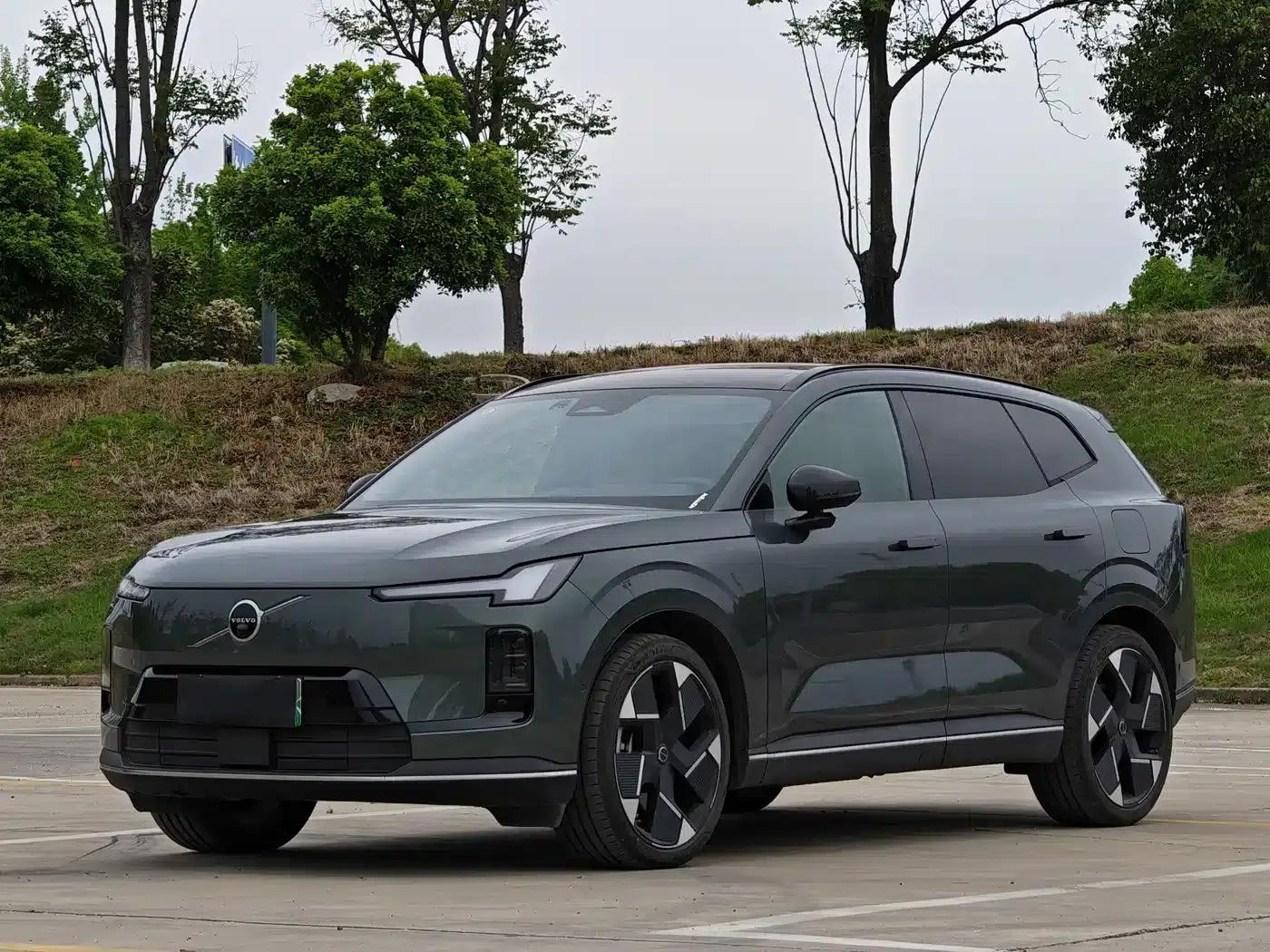 2026 Volvo XC70 Plug-in Hybrid, All-Wheel Drive, Ultra Range — миниатюра 1