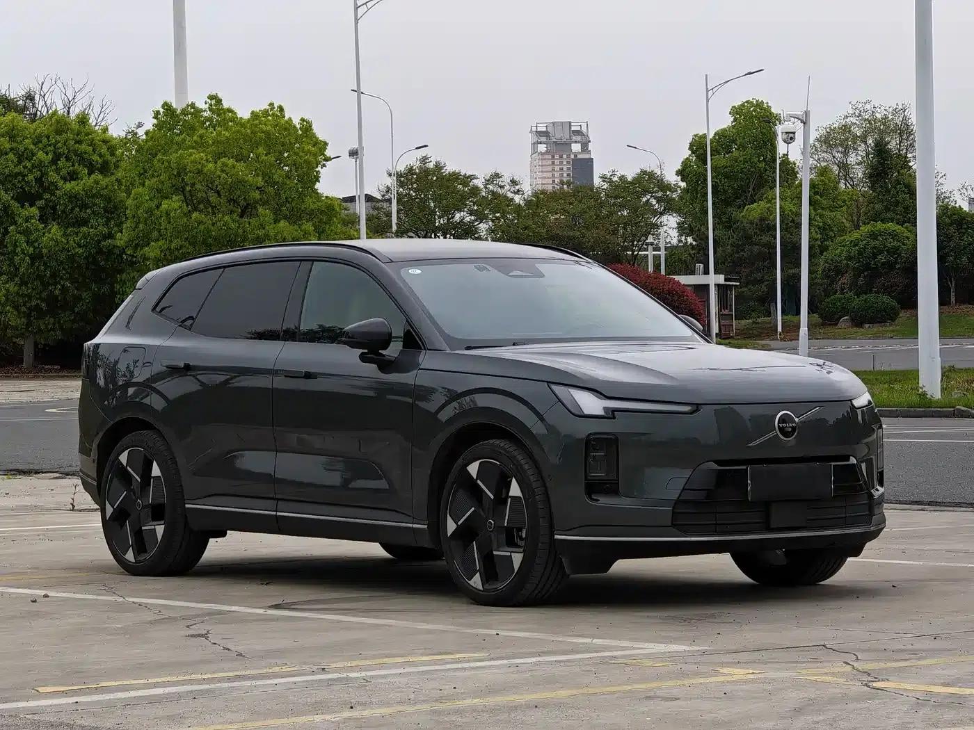 2026 Volvo XC70 Plug-in Hybrid, All-Wheel Drive, Ultra Range — миниатюра 3