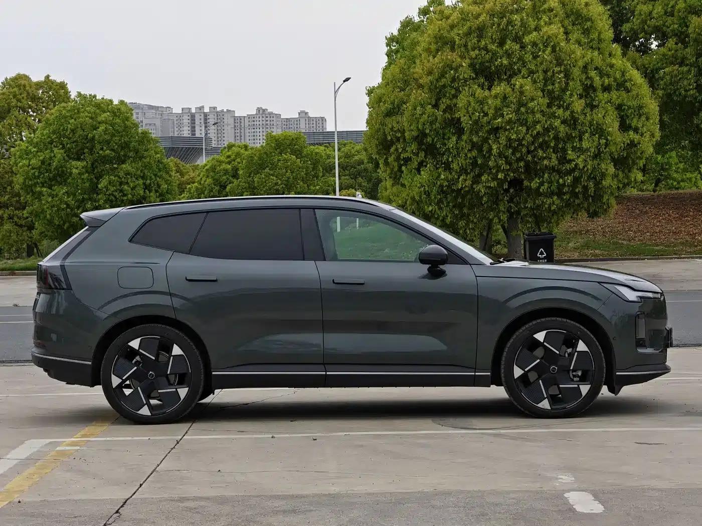 2026 Volvo XC70 Plug-in Hybrid, All-Wheel Drive, Ultra Range — миниатюра 4