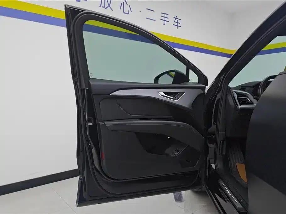 Audi Q5 e-tron 2023 Model 40 e-tron Shining Edition Mecha Set — миниатюра 7
