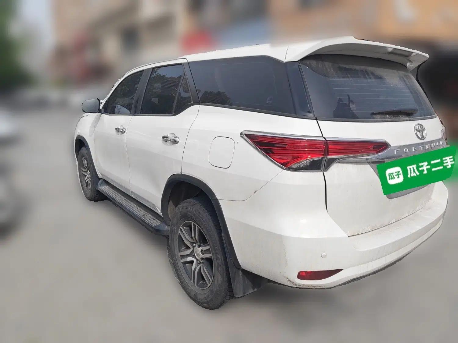 Toyota Fortuner  — миниатюра 4