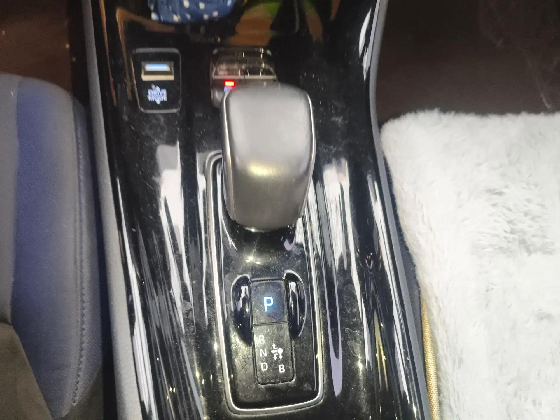 Toyota C-HR EV 2020 Luxury Sunroof Edition — миниатюра 13