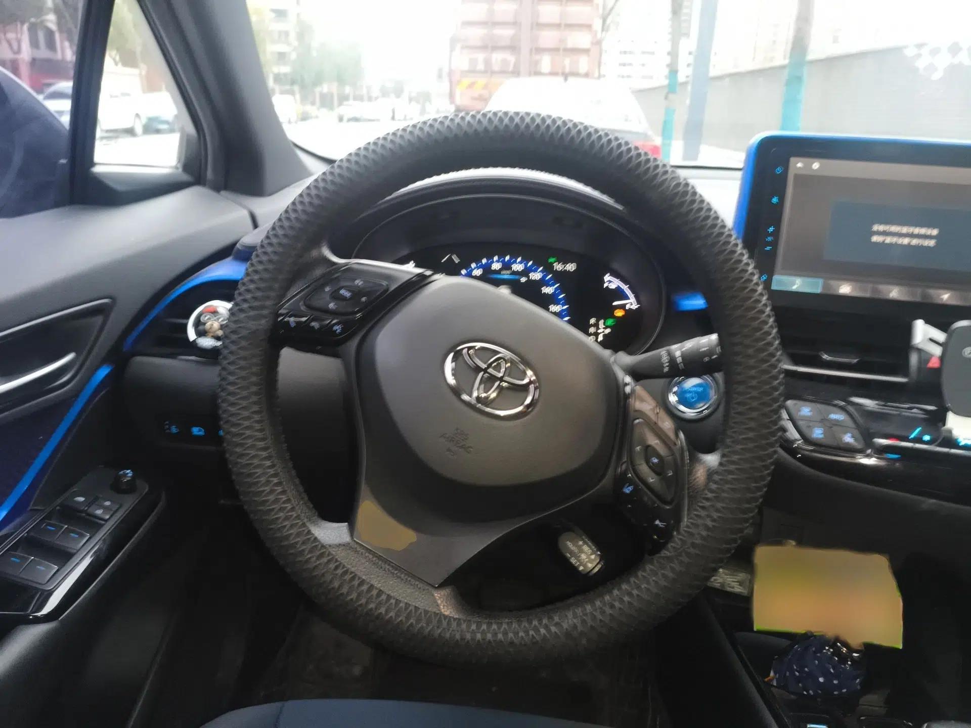 Toyota C-HR EV 2020 Luxury Sunroof Edition — миниатюра 9