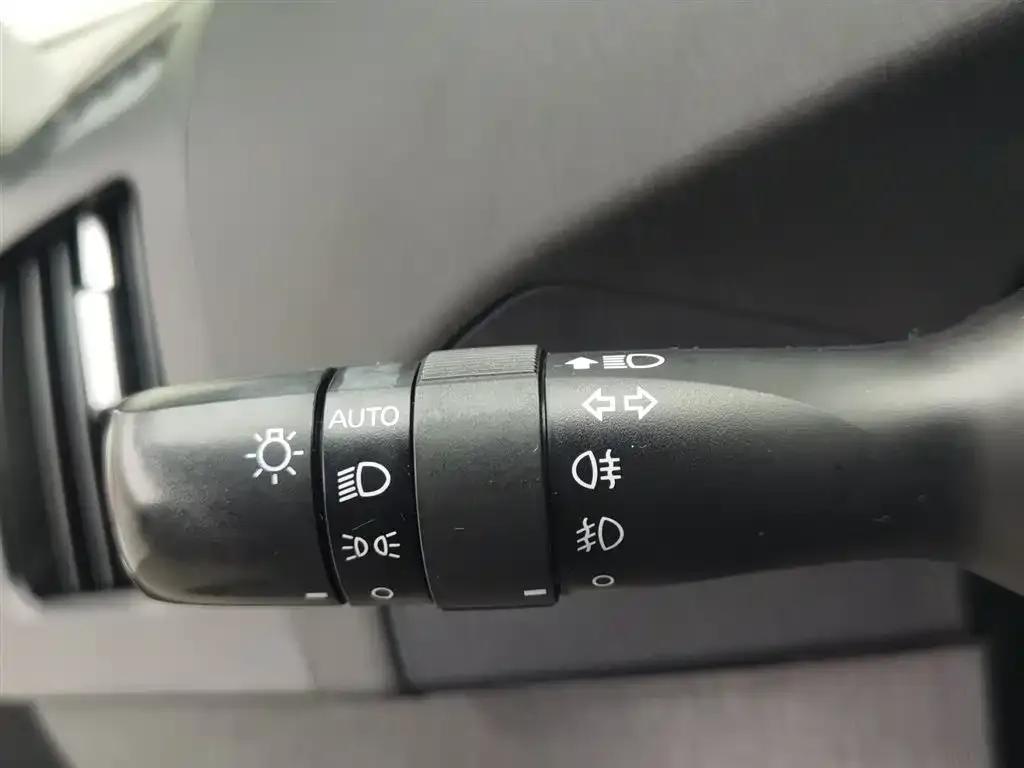 2012 Prius 1.8L Luxury Advanced Edition — миниатюра 21