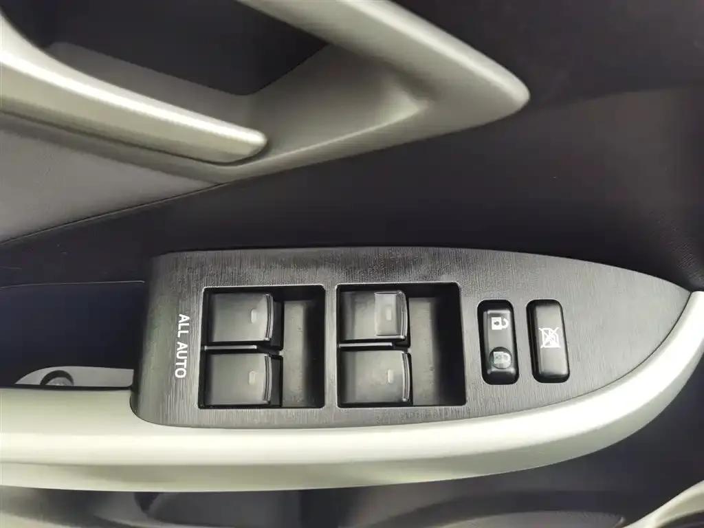 2012 Prius 1.8L Luxury Advanced Edition — миниатюра 9