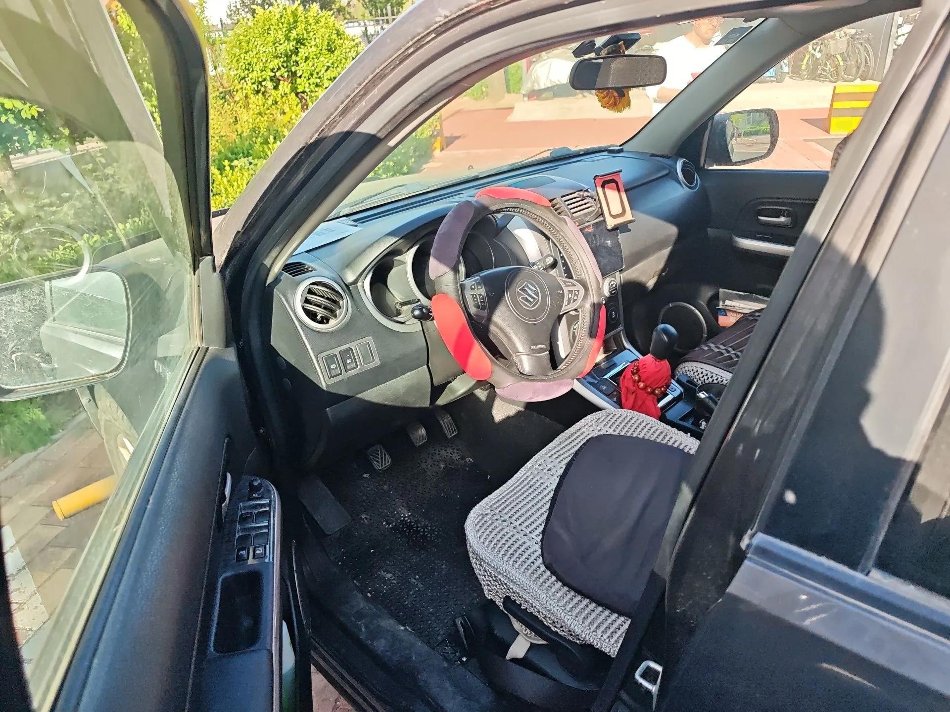 Suzuki Grand Vitara 2012 2.4L MT Luxury Navigation 5-Door Version — миниатюра 17