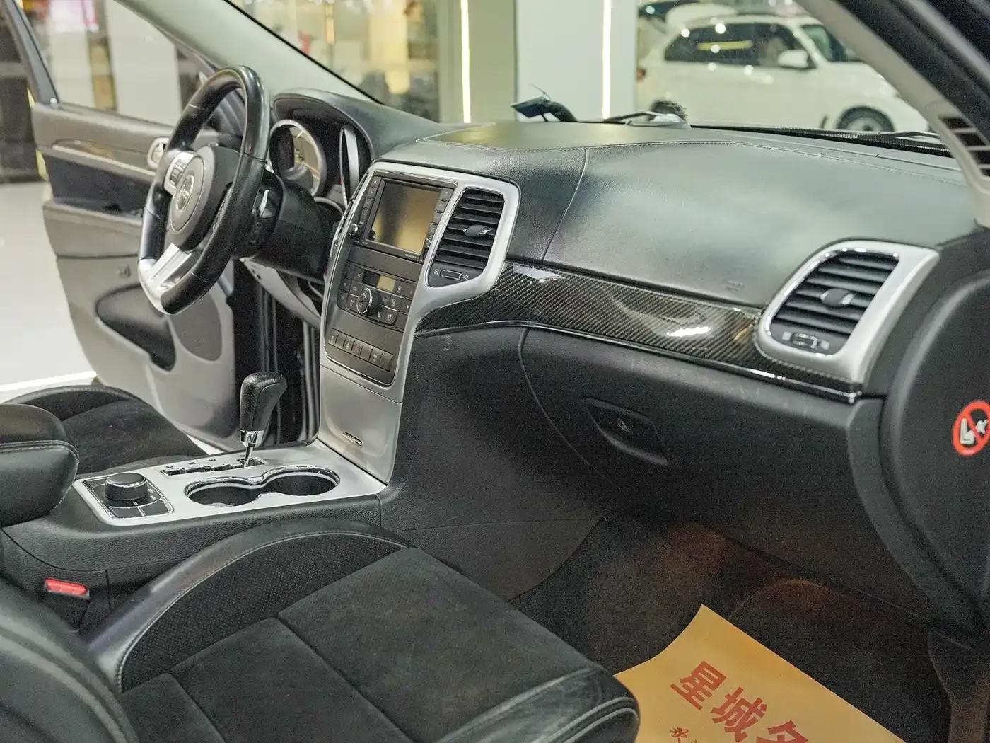 2012 Jeep Grand Cherokee SRT 6.4L SRT8 — миниатюра 16