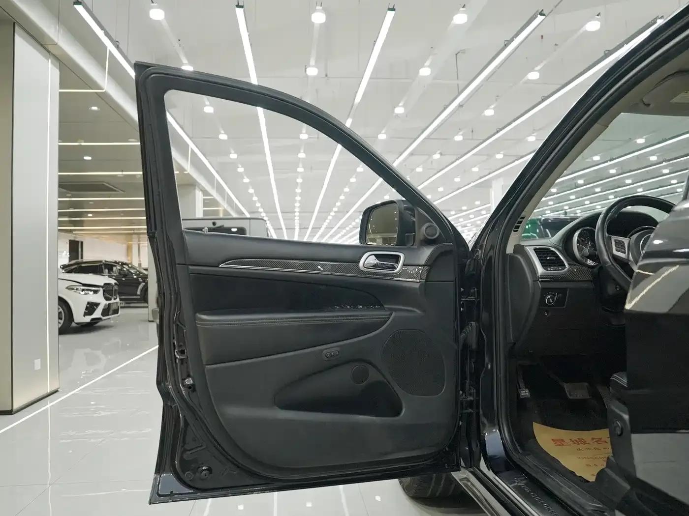 2012 Jeep Grand Cherokee SRT 6.4L SRT8 — миниатюра 18