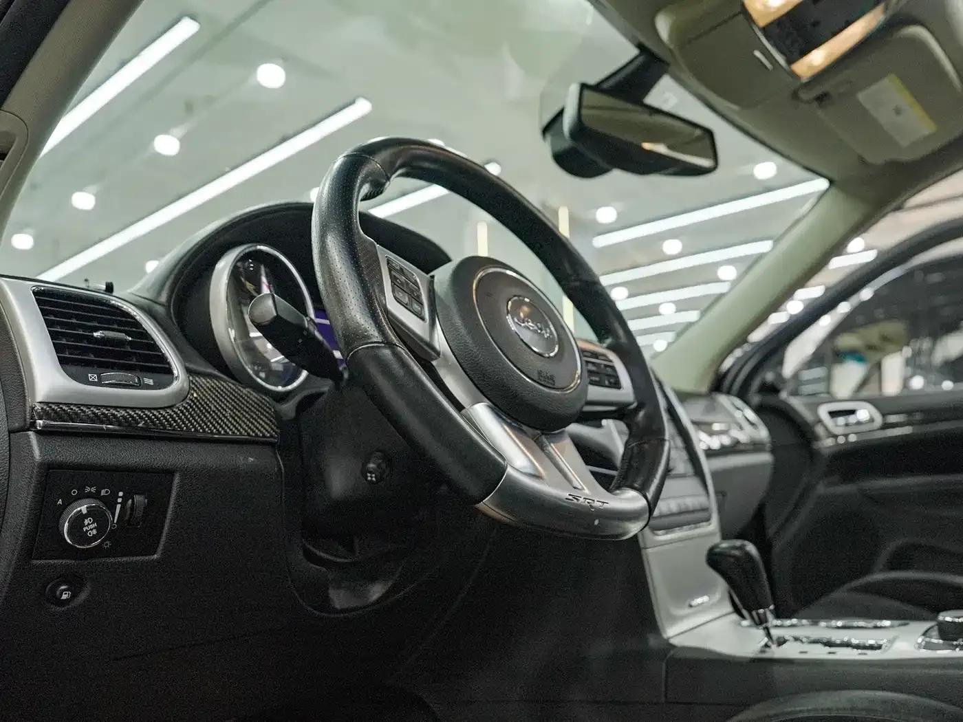 2012 Jeep Grand Cherokee SRT 6.4L SRT8 — миниатюра 20