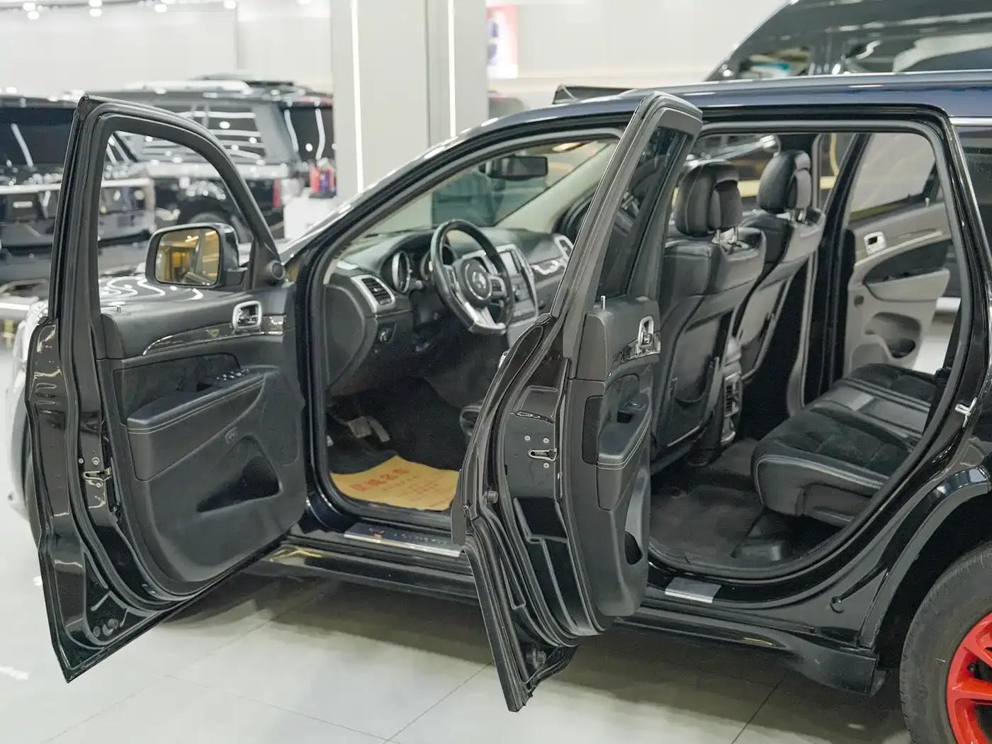 2012 Jeep Grand Cherokee SRT 6.4L SRT8 — миниатюра 24