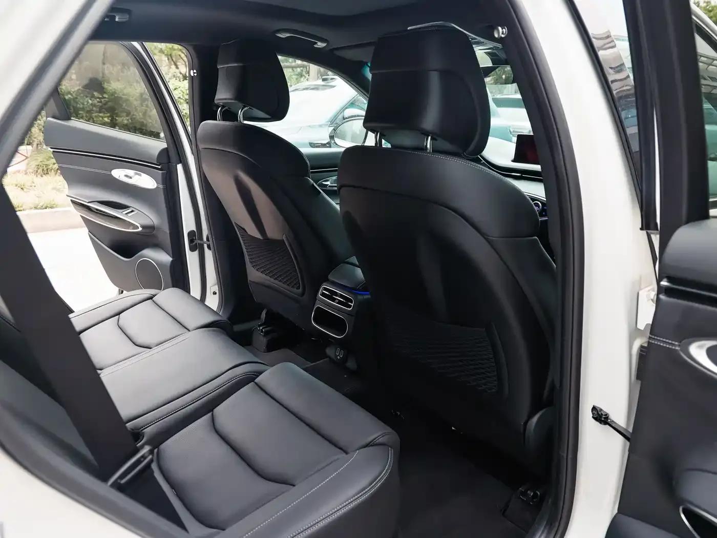 Genesis GV70 2023 2.5T 2WD Luxury Edition — миниатюра 10