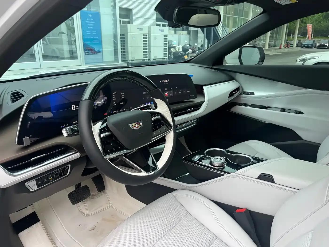 2023 Cadillac GT4 25T Luxury — миниатюра 5