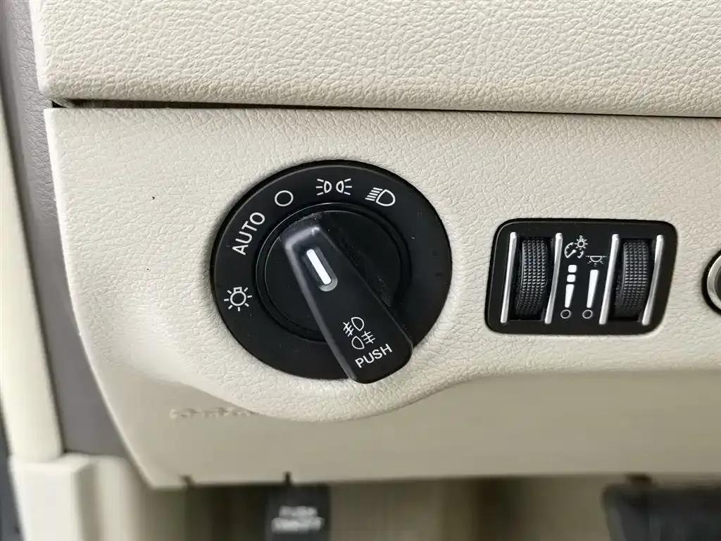 Chrysler 300C (Imported) 2013 3.6L Premium Edition — миниатюра 21