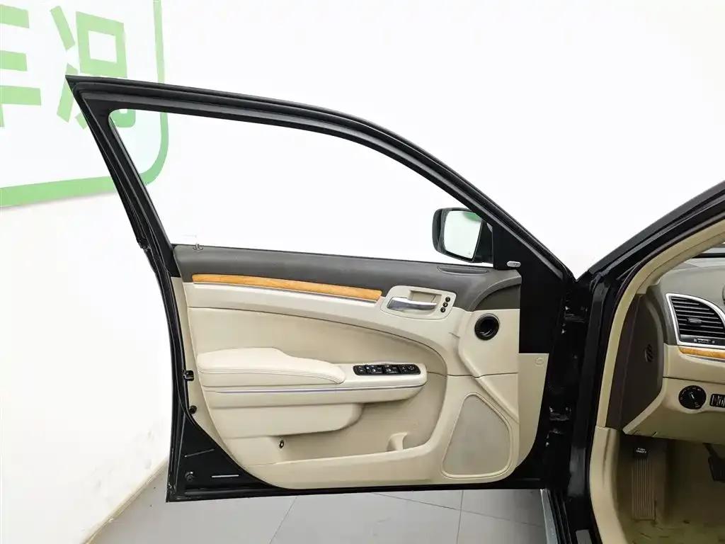 Chrysler 300C (Imported) 2013 3.6L Premium Edition — миниатюра 8