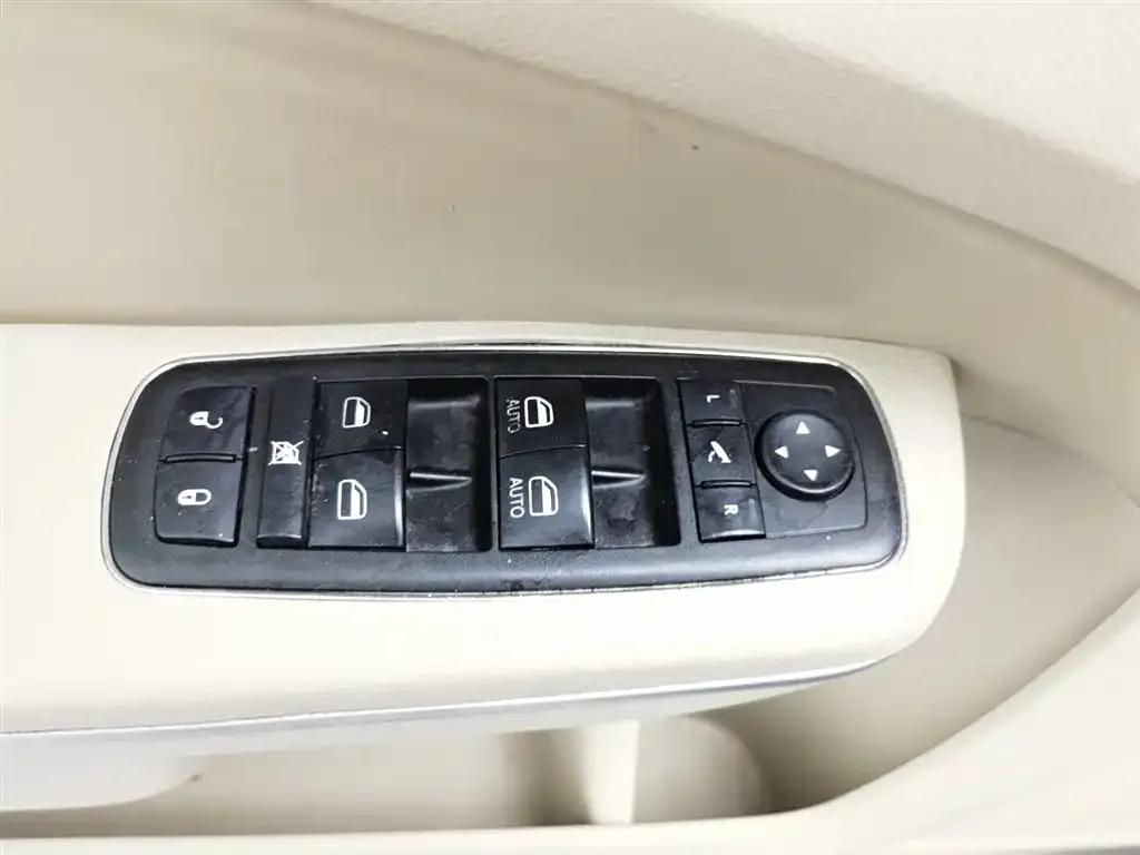 Chrysler 300C (Imported) 2013 3.6L Premium Edition — миниатюра 9
