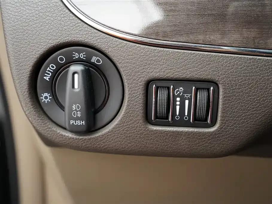 2013 Imported Grand Voyager 3.6L Luxury Edition — миниатюра 12