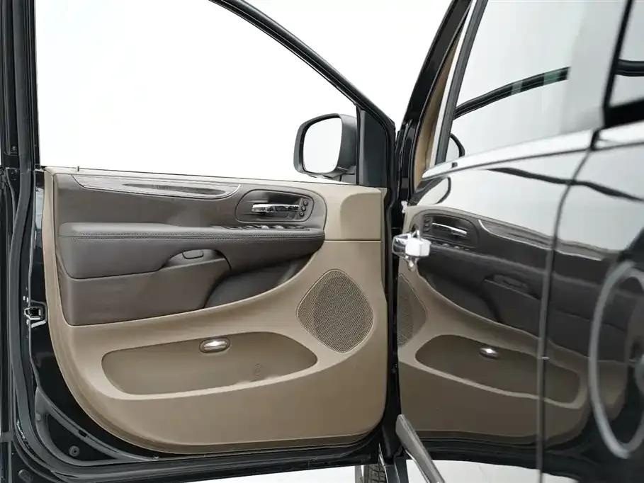 2013 Imported Grand Voyager 3.6L Luxury Edition — миниатюра 13