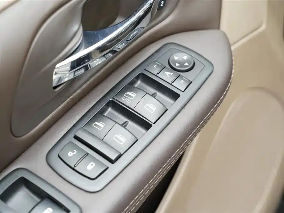 2013 Imported Grand Voyager 3.6L Luxury Edition — миниатюра 14