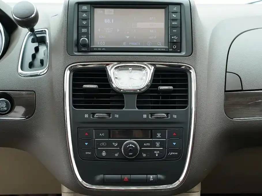 2013 Imported Grand Voyager 3.6L Luxury Edition — миниатюра 16