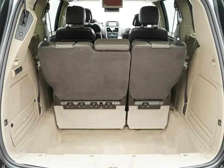 2013 Imported Grand Voyager 3.6L Luxury Edition — миниатюра 23