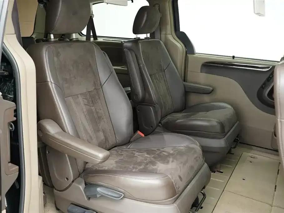 2013 Imported Grand Voyager 3.6L Luxury Edition — миниатюра 24