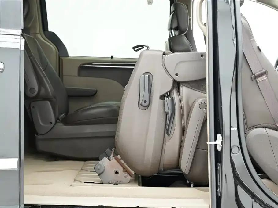2013 Imported Grand Voyager 3.6L Luxury Edition — миниатюра 26