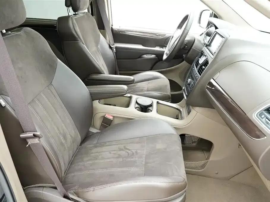 2013 Imported Grand Voyager 3.6L Luxury Edition — миниатюра 29