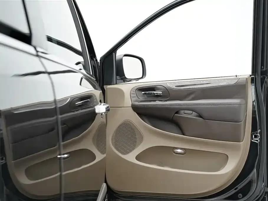 2013 Imported Grand Voyager 3.6L Luxury Edition — миниатюра 30