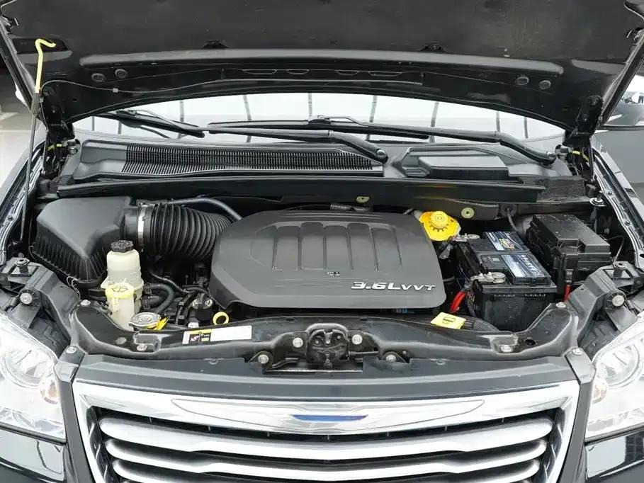 2013 Imported Grand Voyager 3.6L Luxury Edition — миниатюра 34