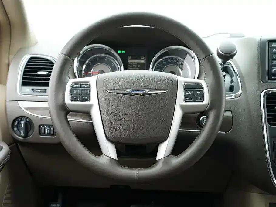 2013 Imported Grand Voyager 3.6L Luxury Edition — миниатюра 9