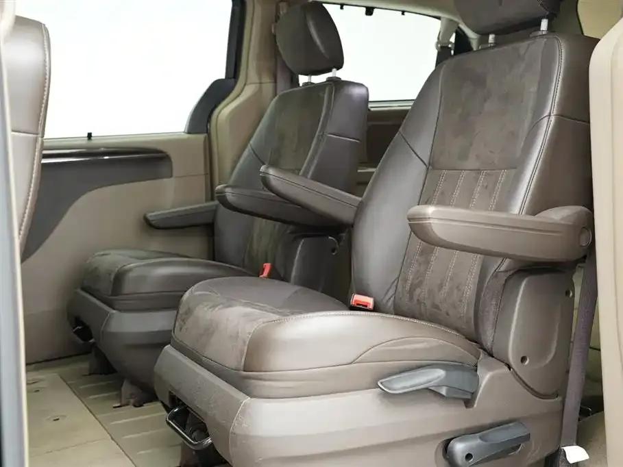 2013 Imported Grand Voyager 3.6L Luxury Edition — миниатюра 10
