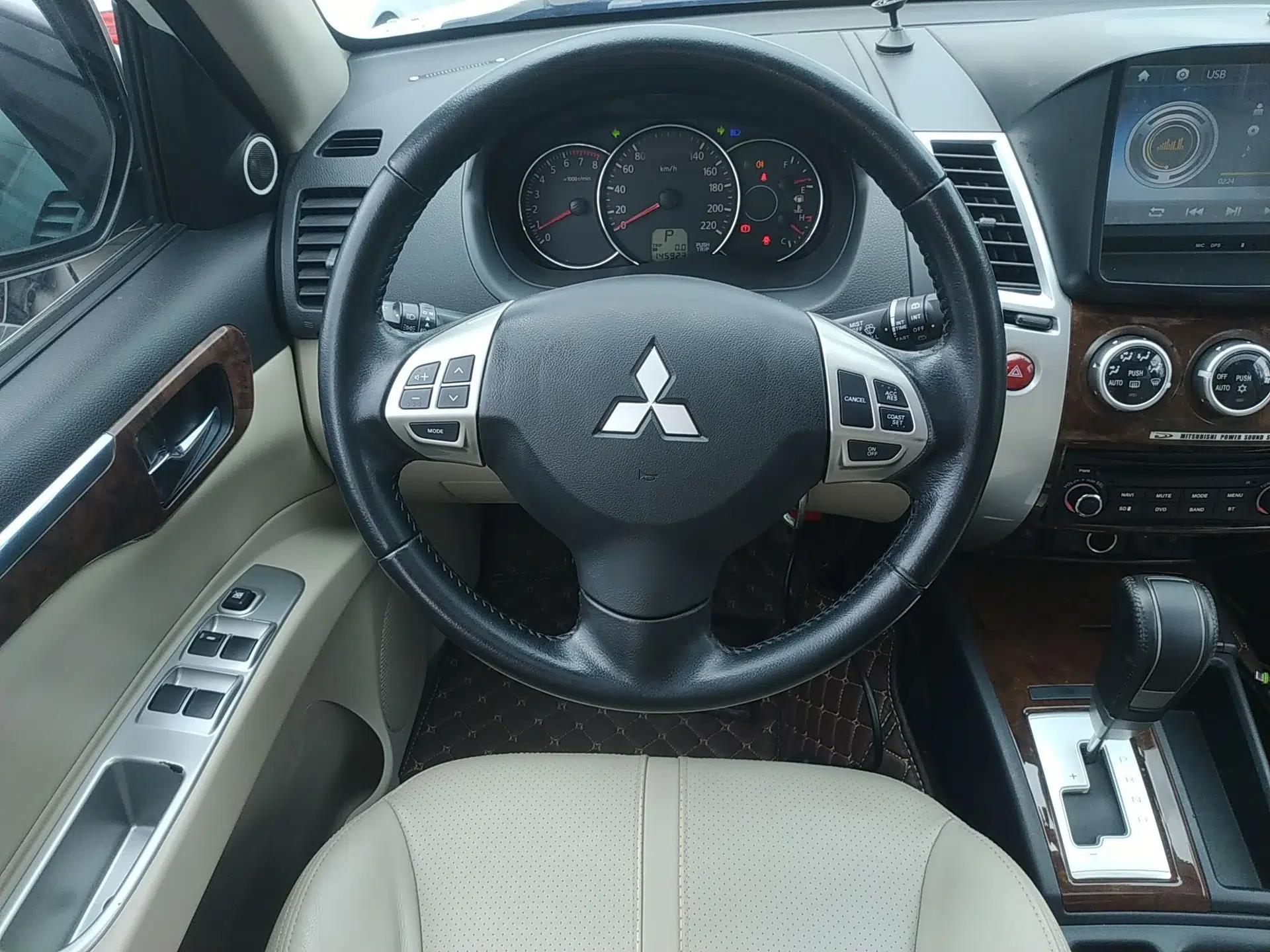 Mitsubishi Pajero Sport 2013 3.0L Automatic Two-Wheel Drive Luxury Edition — миниатюра 14