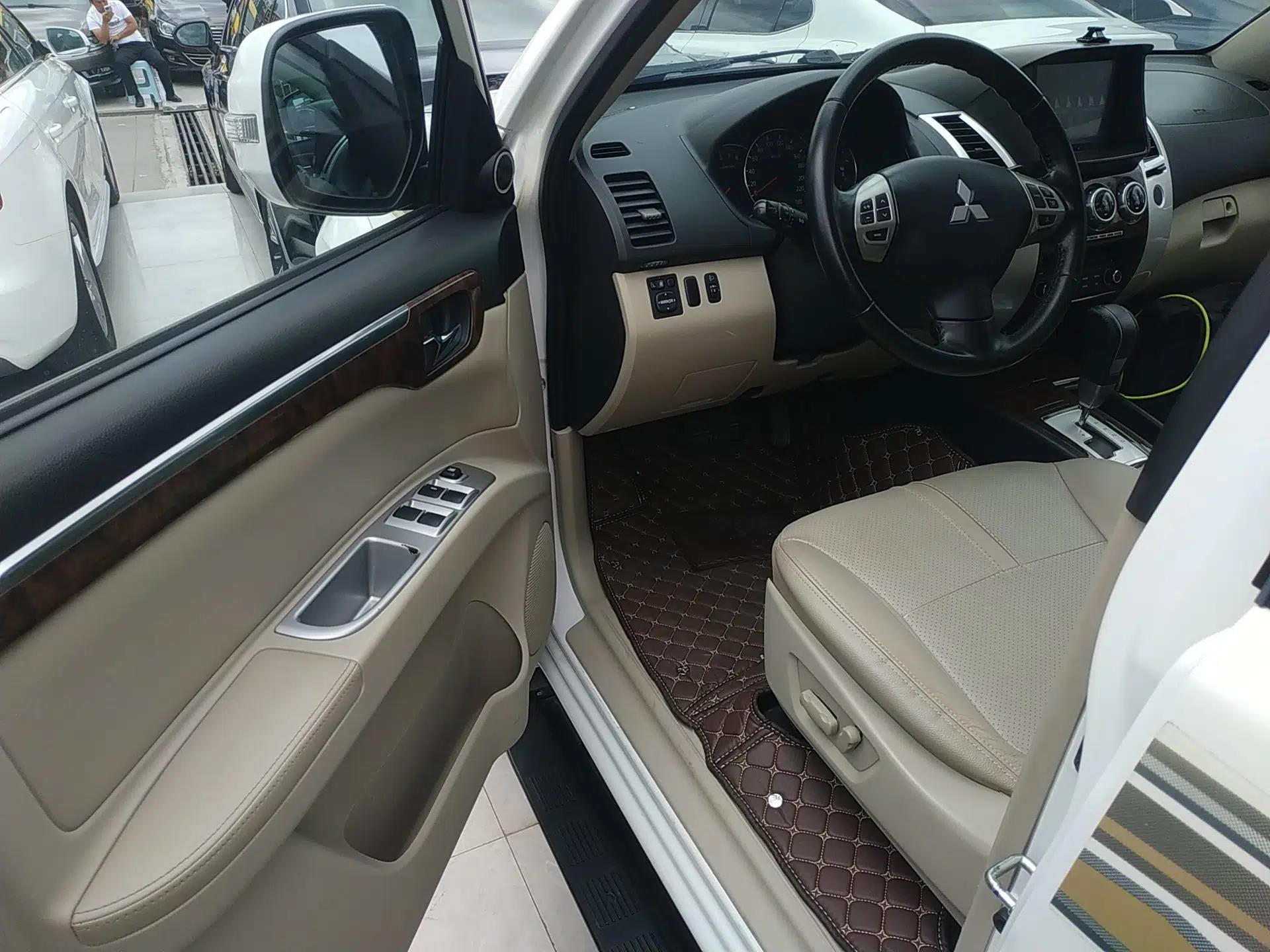 Mitsubishi Pajero Sport 2013 3.0L Automatic Two-Wheel Drive Luxury Edition — миниатюра 19