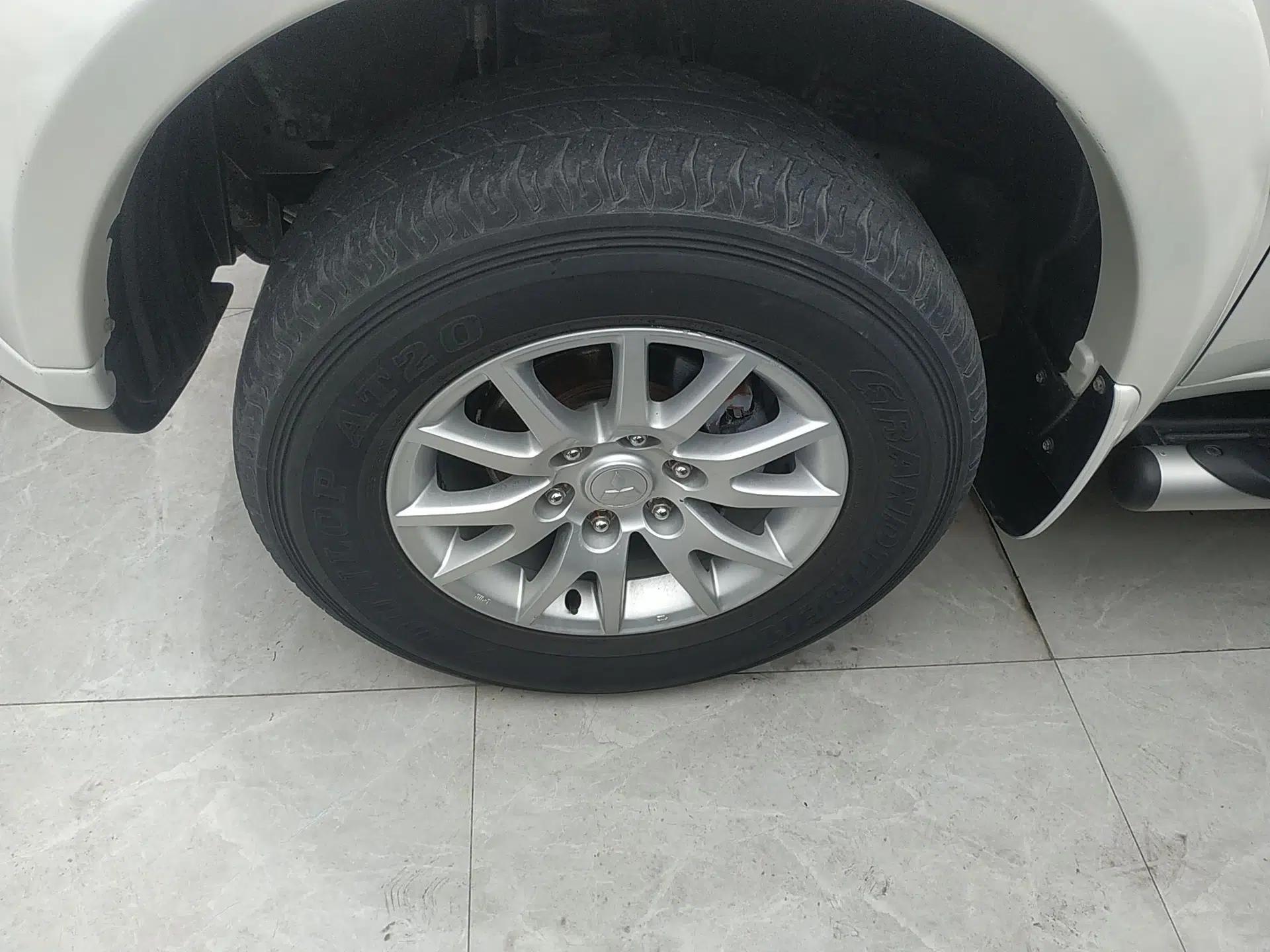 Mitsubishi Pajero Sport 2013 3.0L Automatic Two-Wheel Drive Luxury Edition — миниатюра 8