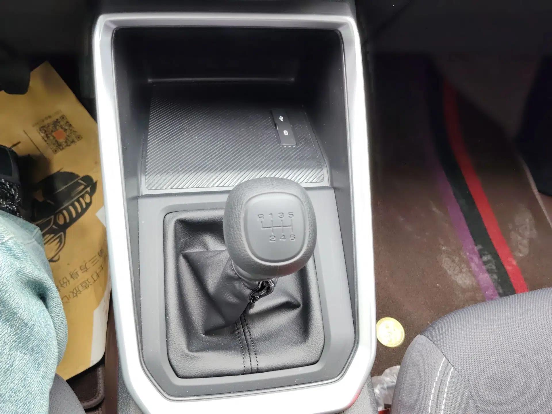Wuling Alvez 2022 1.5L Manual Free-Style Model — миниатюра 17
