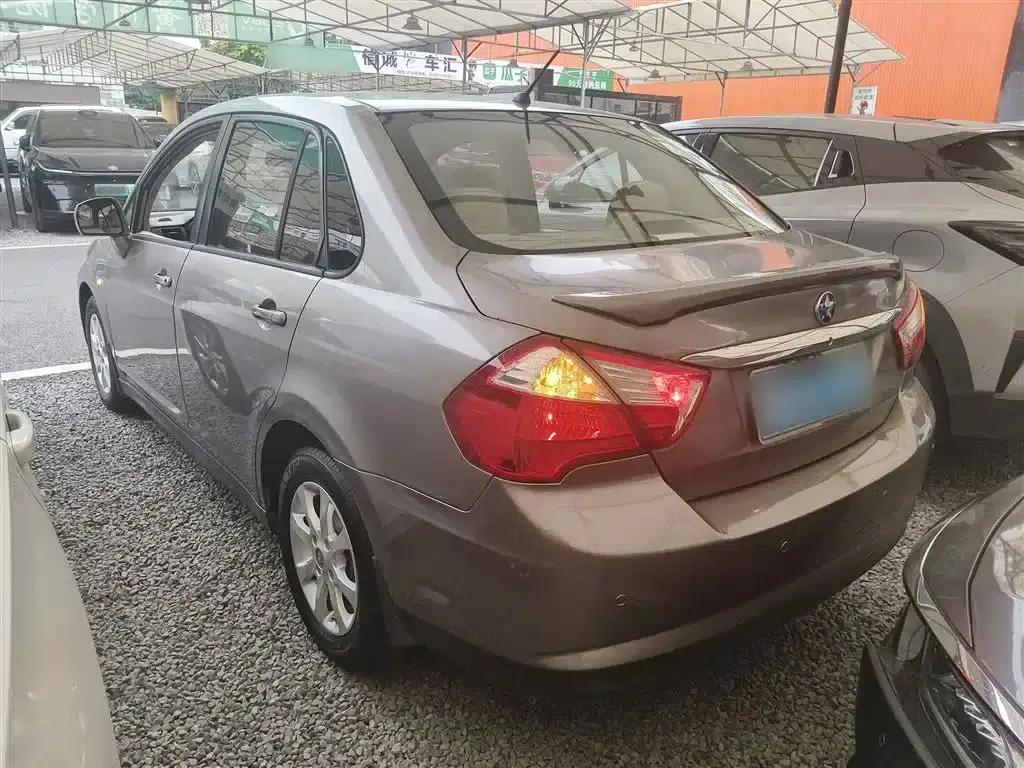 Venucia D50 2013 1.6L Automatic Fashion Edition — миниатюра 23