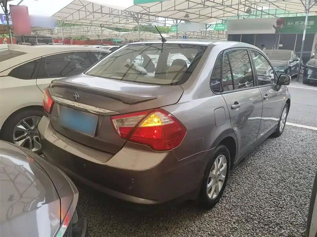 Venucia D50 2013 1.6L Automatic Fashion Edition — миниатюра 5