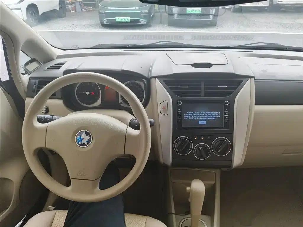 Venucia D50 2013 1.6L Automatic Fashion Edition — миниатюра 6