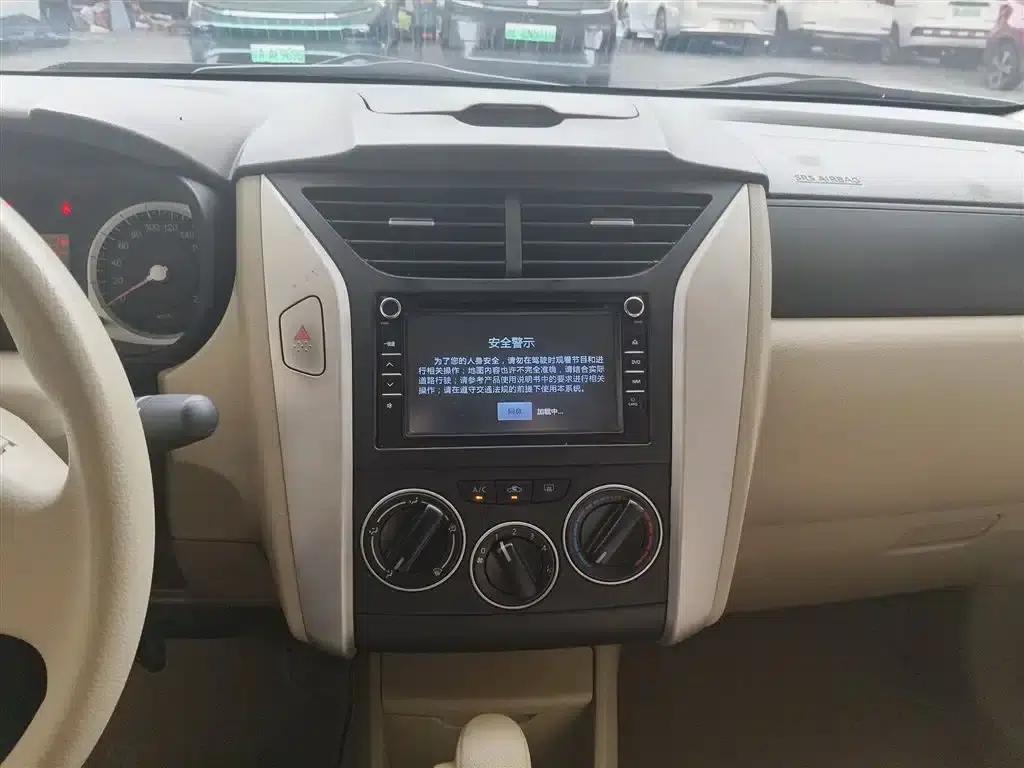 Venucia D50 2013 1.6L Automatic Fashion Edition — миниатюра 9